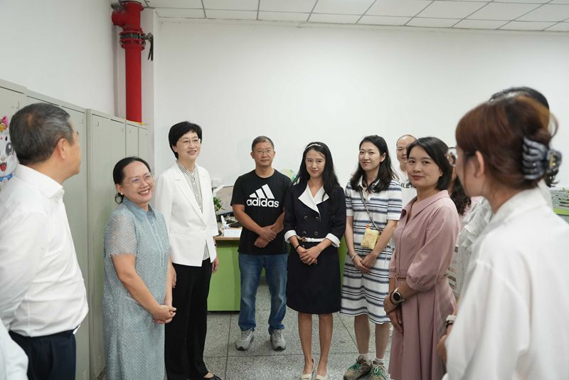 王晓晖施小琳看望慰问教师向全省广大教师和教育工作者致以节日祝福和诚挚问候「相关图片」
