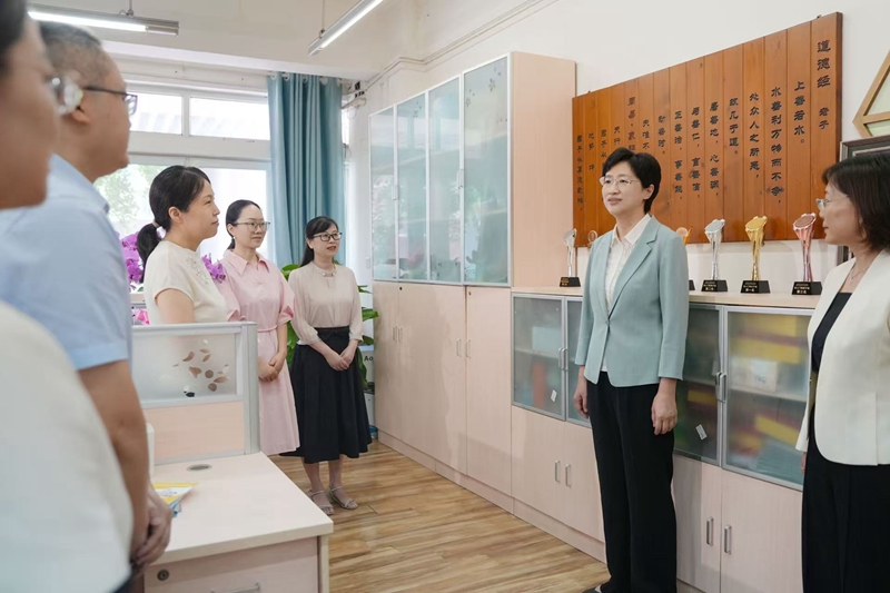 王晓晖施小琳看望慰问教师 向全省广大教师和教育工作者致以节日祝贺和诚挚问候「相关图片」