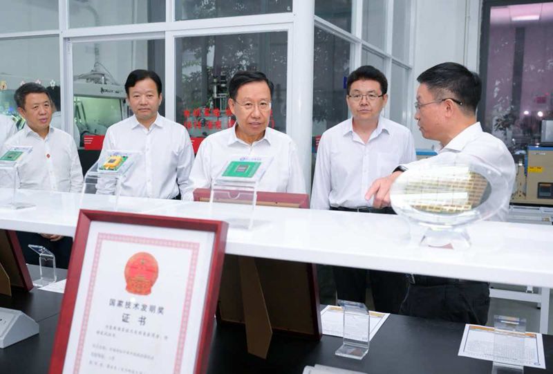 王晓晖施小琳看望慰问教师向全省广大教师和教育工作者致以节日祝福和诚挚问候「相关图片」