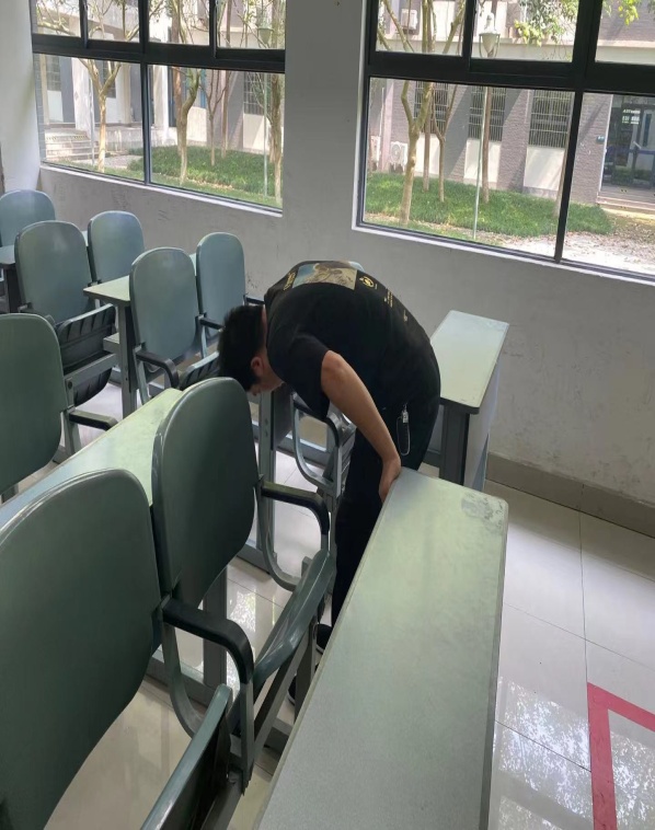 教室桌椅普查维修3